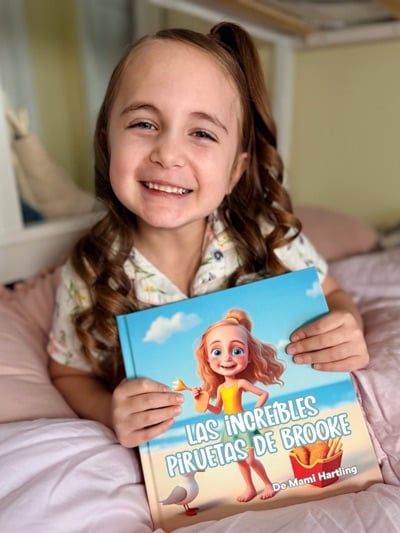 Peque leyendo su cuento personalizado con su propia foto adentro