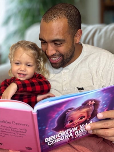 Peque feliz mostrando su libro infantil personalizado impreso de regalo