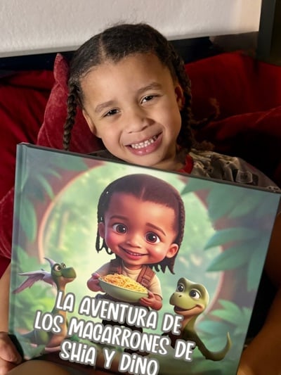 Peque disfrutando su libro infantil personalizado impreso de regalo